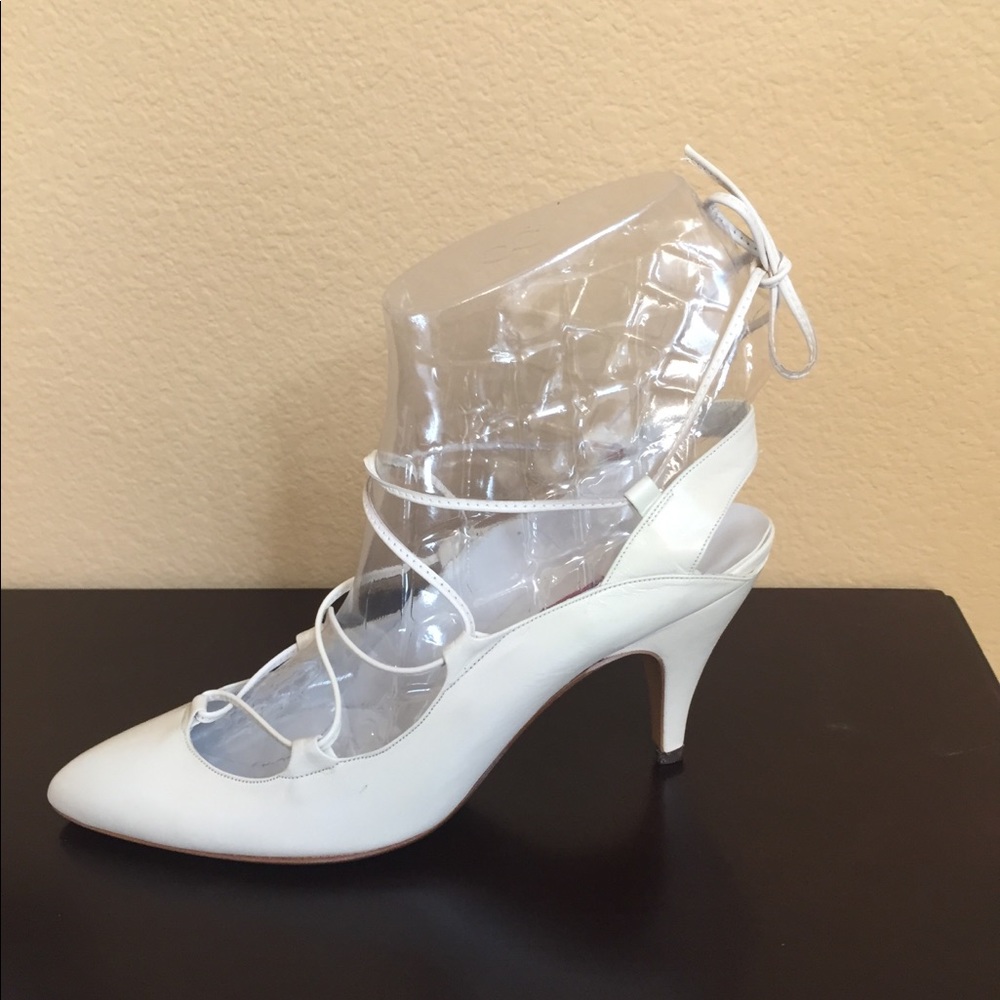 One of a kind adorable strappy shoes😘